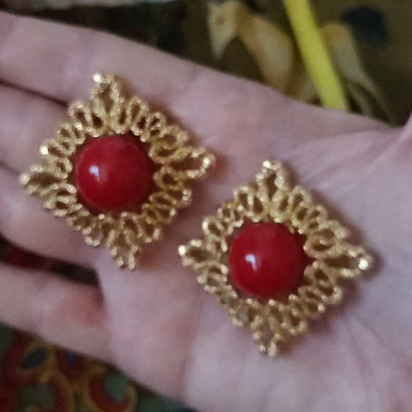 Fascinating Vintage Clip Earrings - Picture 6 of 7